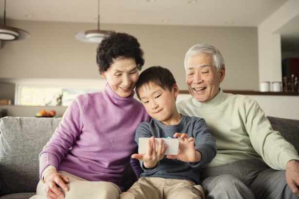 帰省時のおみやげや敬老の日のプレゼントに おじいちゃん おばあちゃんが喜ぶ写真を使ったプレゼントのアイデア３選 おもいでばこブログ