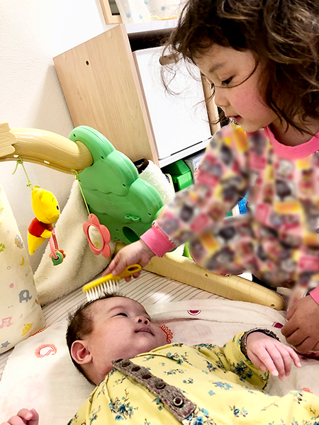 妹の髪をとかしてあげるお姉ちゃん